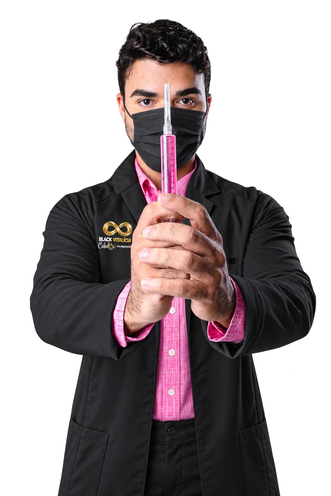 Thiago Pigozzo com jaleco preto da Black Vitalícia CabelON segurando uma seringa